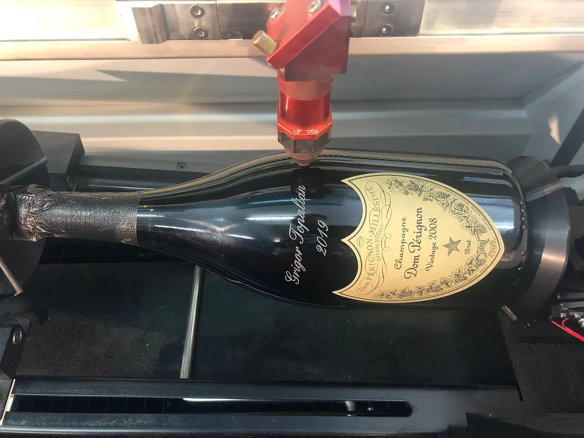 Gravure sur bouteille de champagne en verre