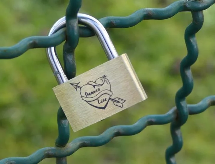 Gravure sur cadenas métal