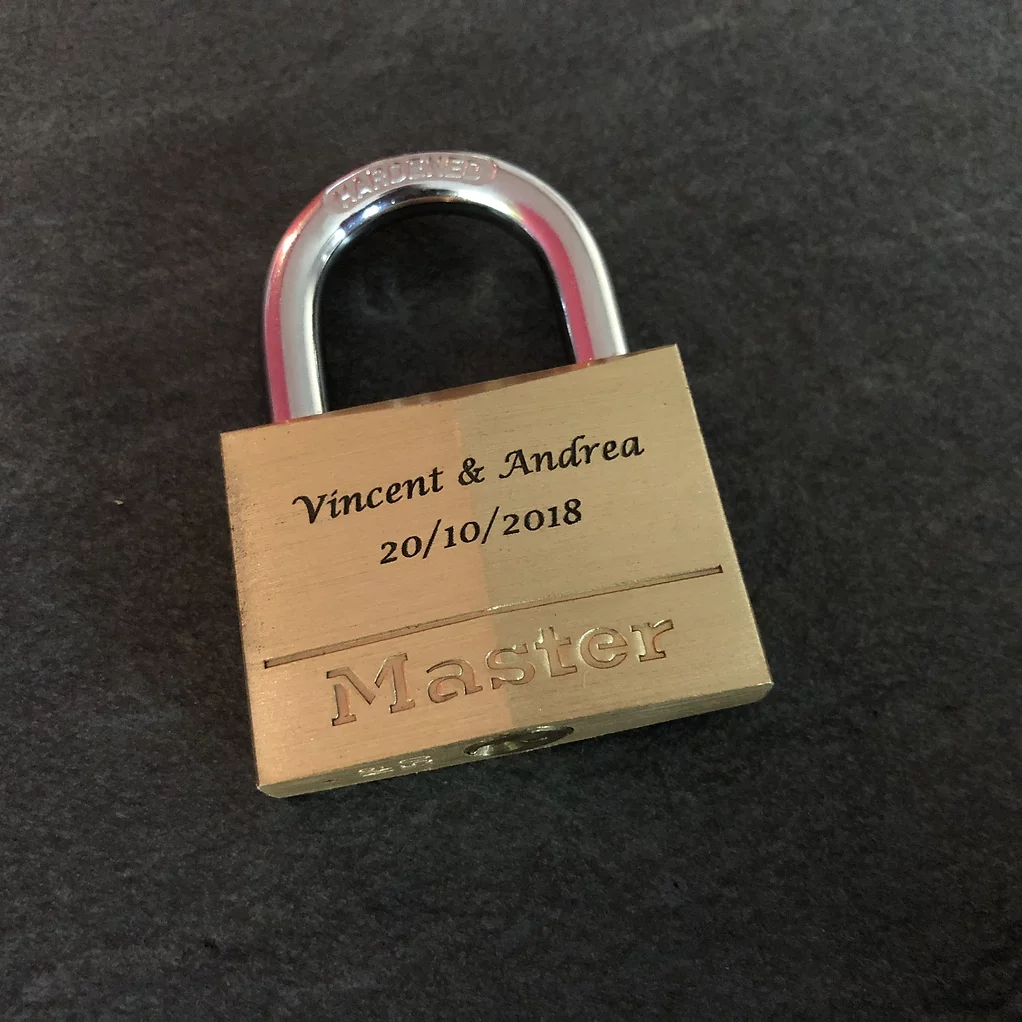 Gravure sur cadenas métal