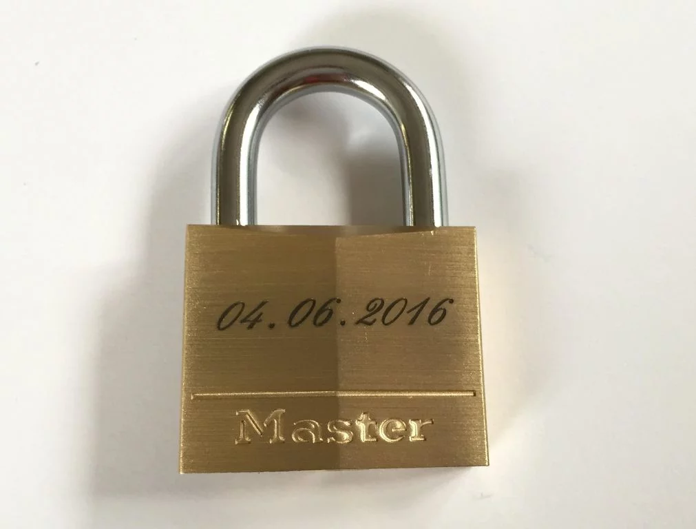 Gravure sur cadenas métal