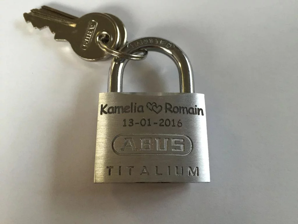 Gravure sur cadenas métal