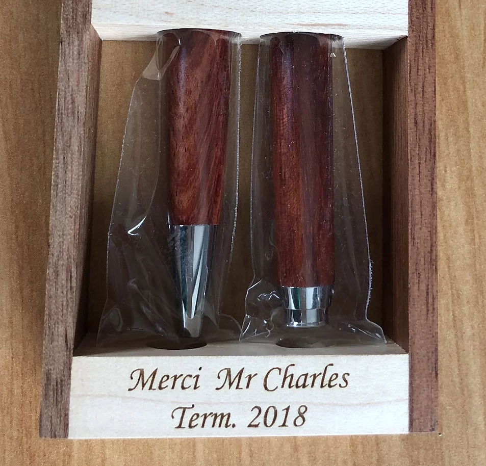 Gravure sur coffret de stylo en bois