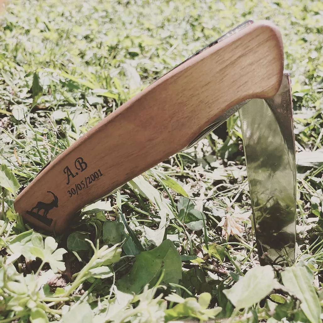 Gravure sur manche en bois de couteau