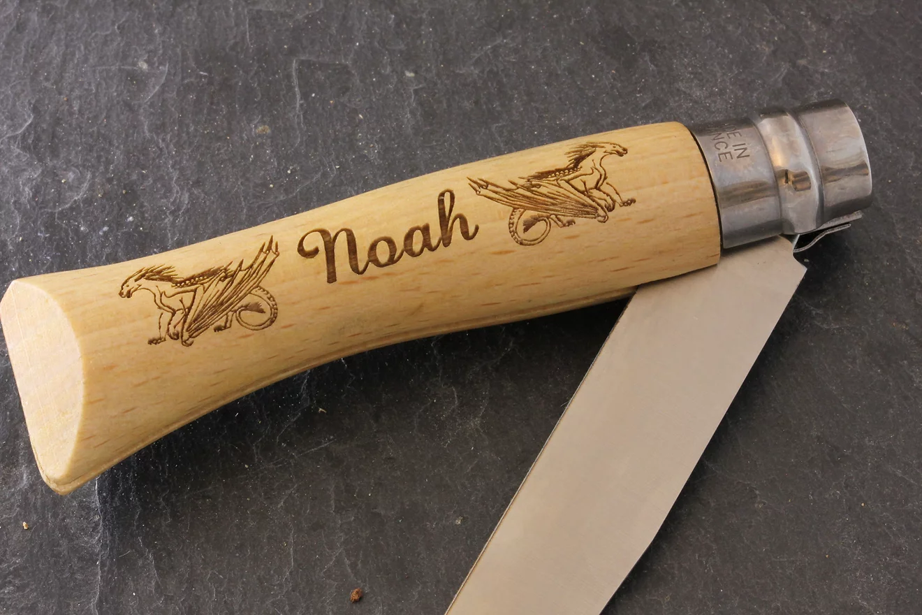 Gravure sur manche en bois de couteau