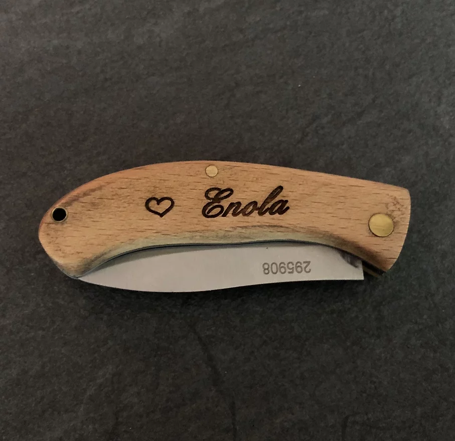 Gravure sur manche en bois de couteau