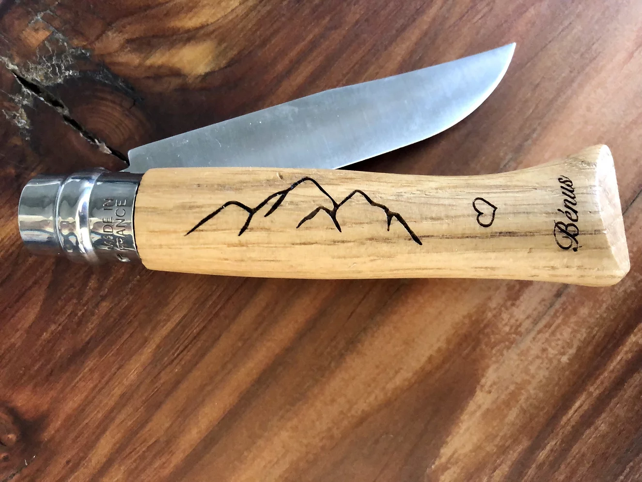 Gravure sur manche en bois de couteau