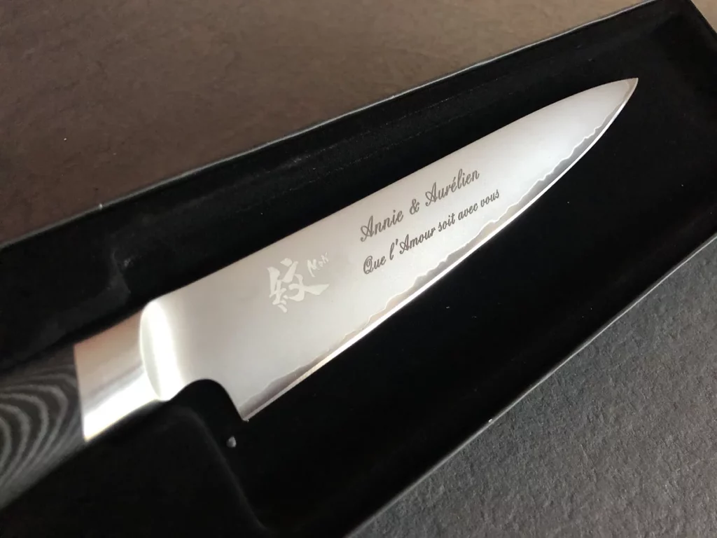 Gravure sur lame de couteau en métal