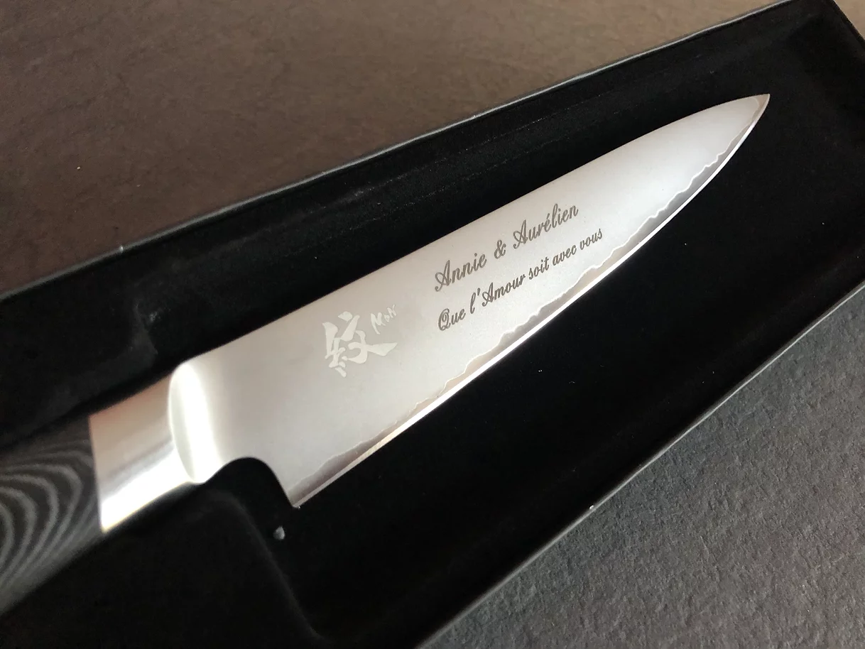 Gravure sur lame de couteau en métal