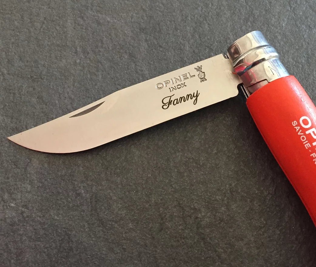 Gravure sur lame de couteau en métal