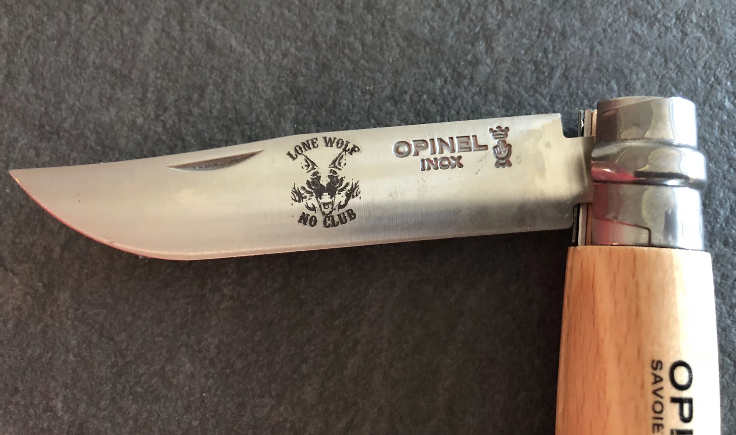 Gravure sur lame de couteau en métal