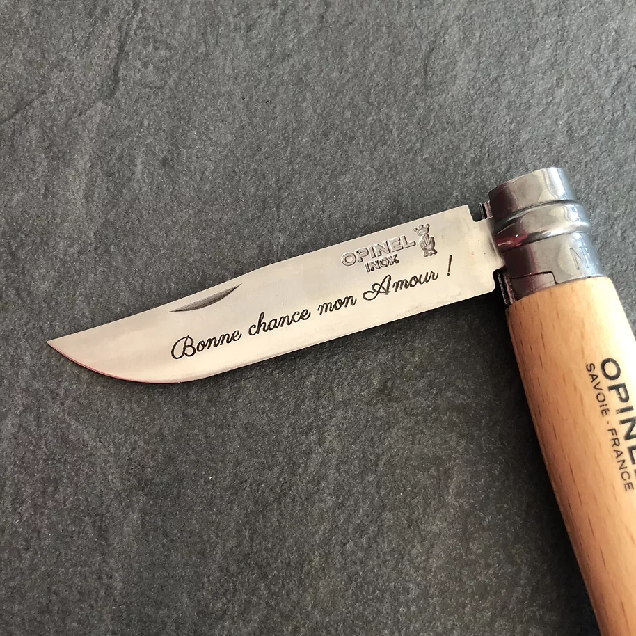 Gravure sur lame de couteau en métal
