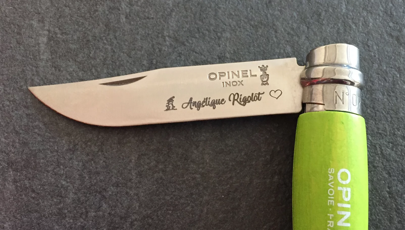 Gravure sur lame de couteau en métal