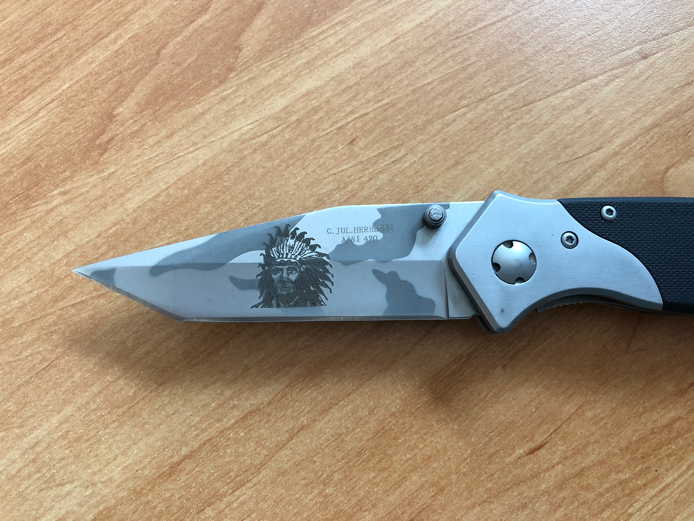Gravure sur lame de couteau en métal