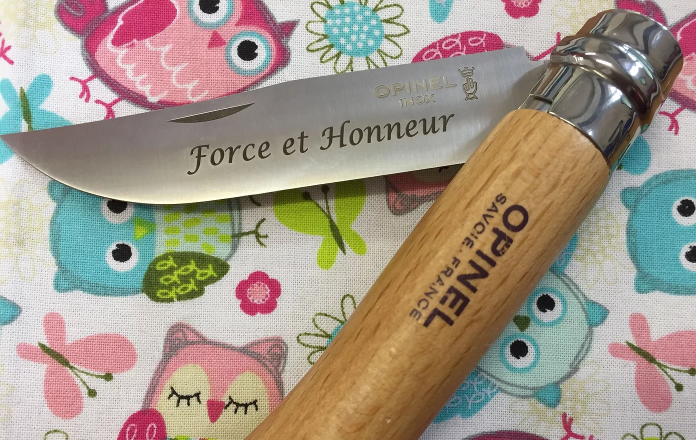 Gravure sur lame de couteau en métal