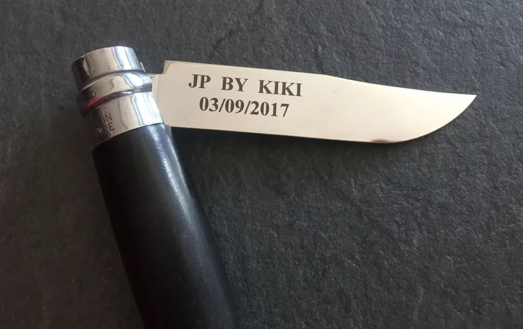 Gravure sur lame de couteau en métal