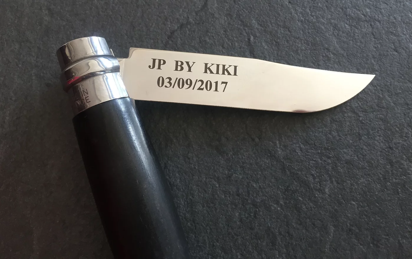 Gravure sur lame de couteau en métal