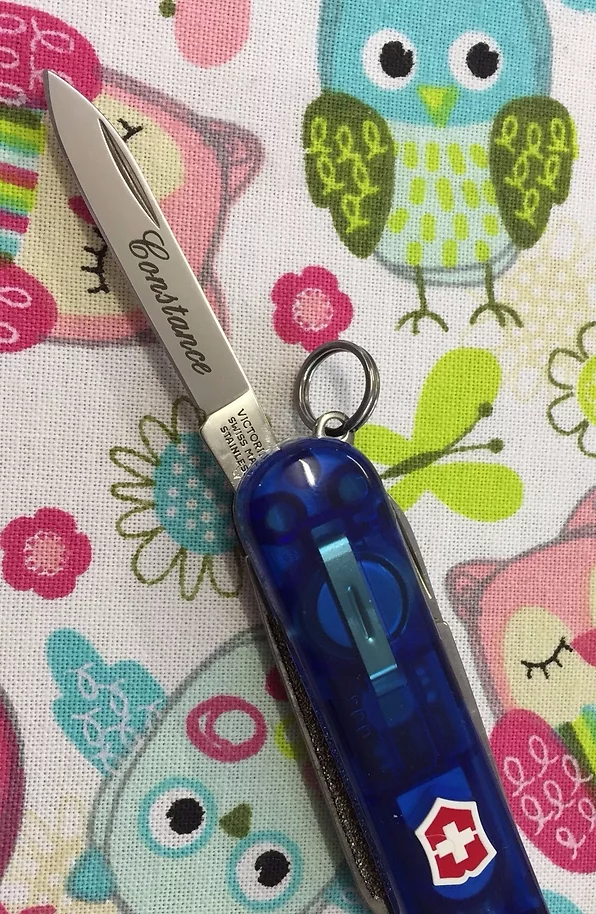 Gravure sur lame de couteau en métal