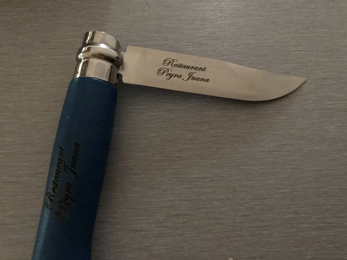 Gravure sur lame de couteau en métal
