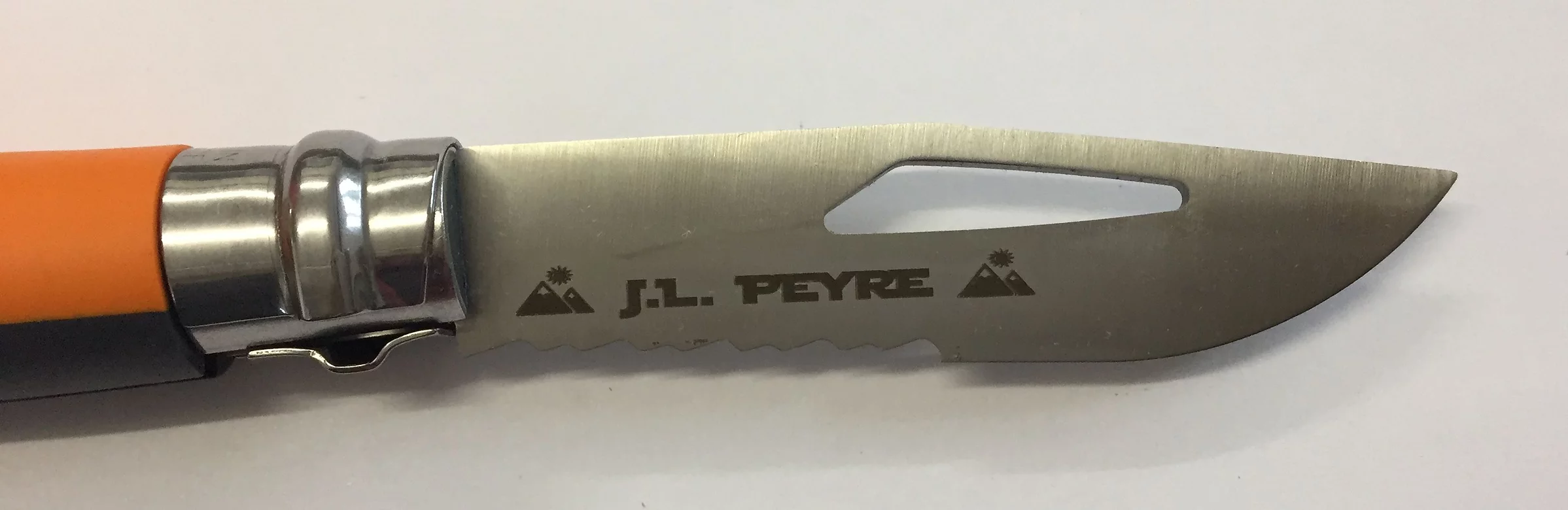 Gravure sur lame de couteau en métal