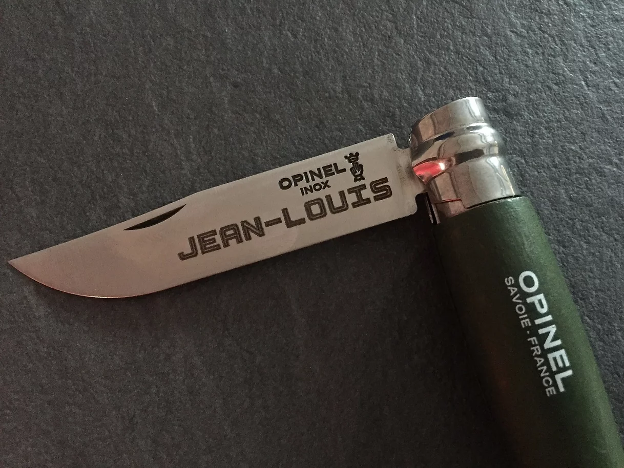 Gravure sur lame de couteau en métal