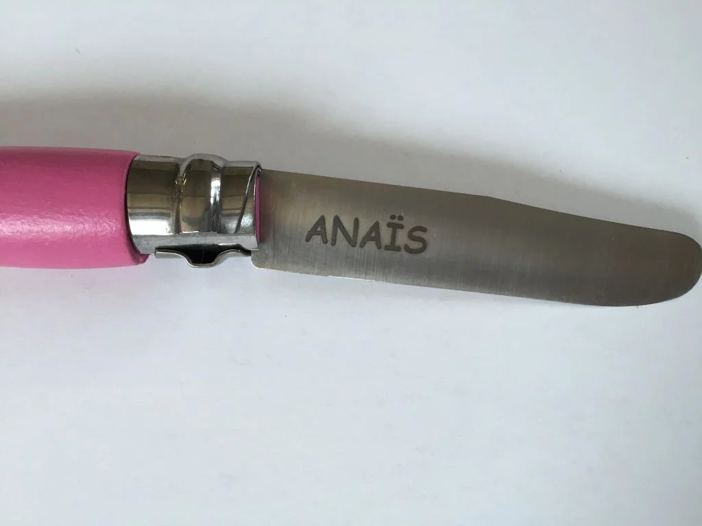 Gravure sur lame de couteau en métal