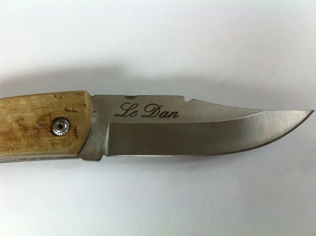 Gravure sur lame de couteau en métal