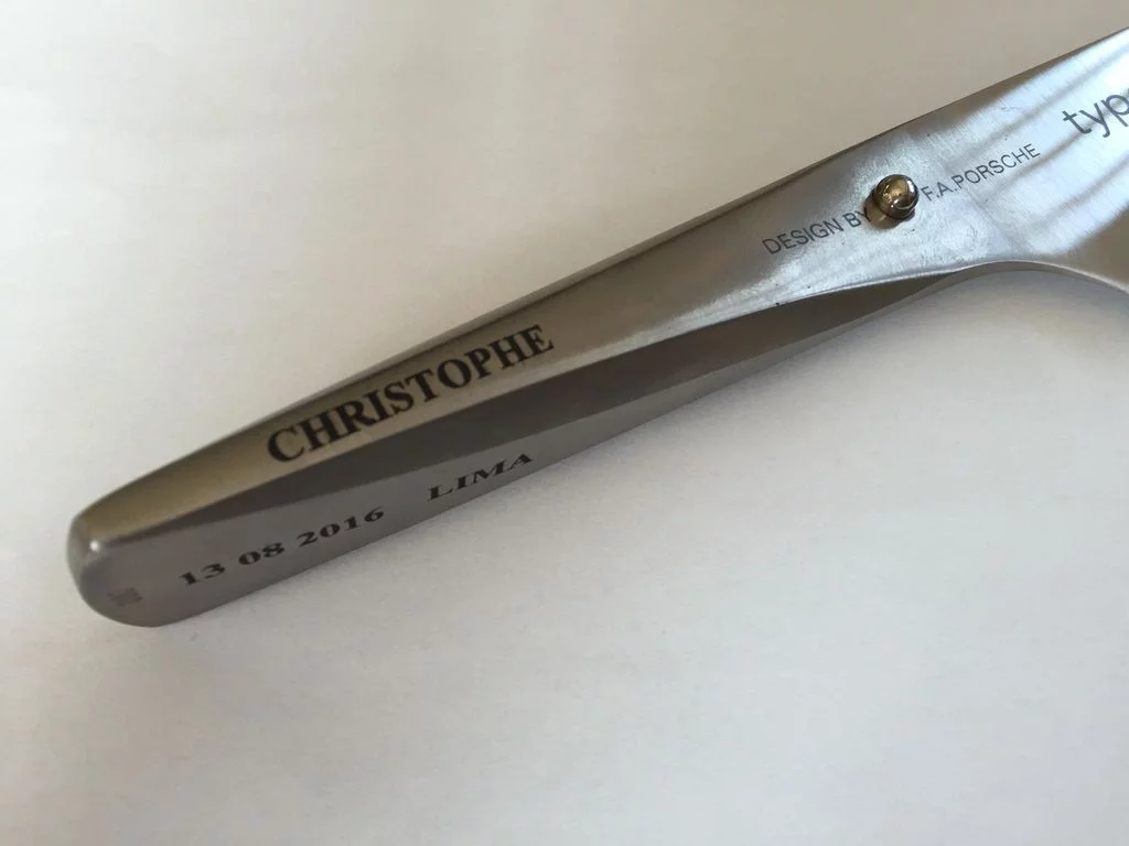 Gravure sur lame de couteau en métal