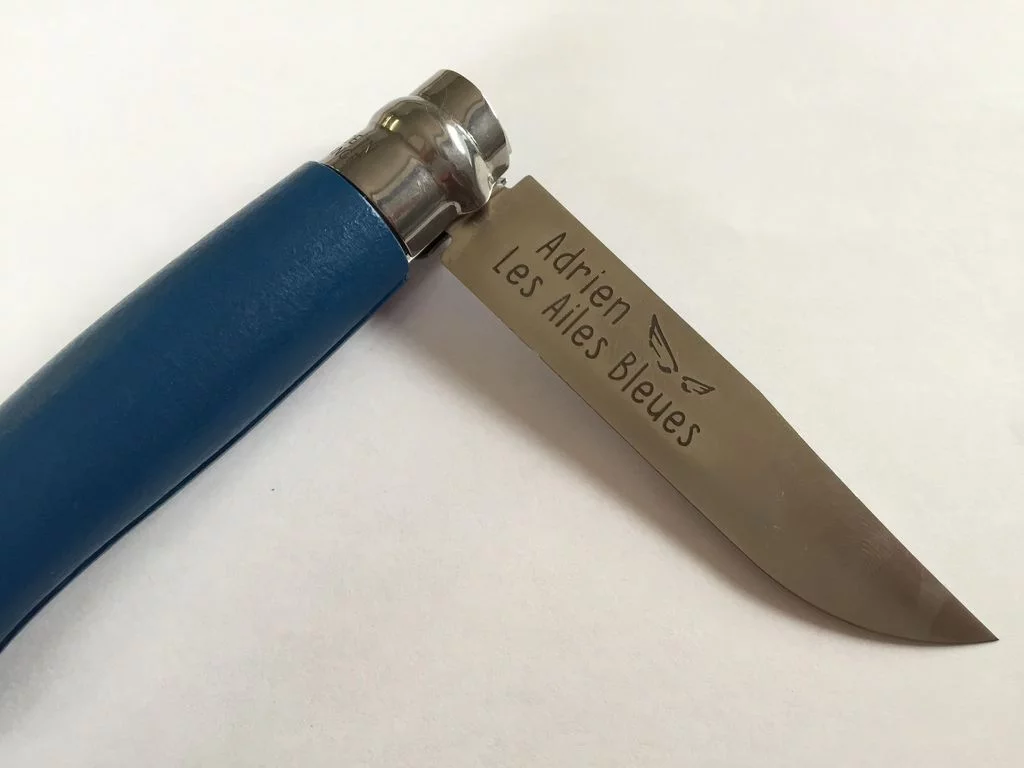 Gravure sur lame de couteau en métal