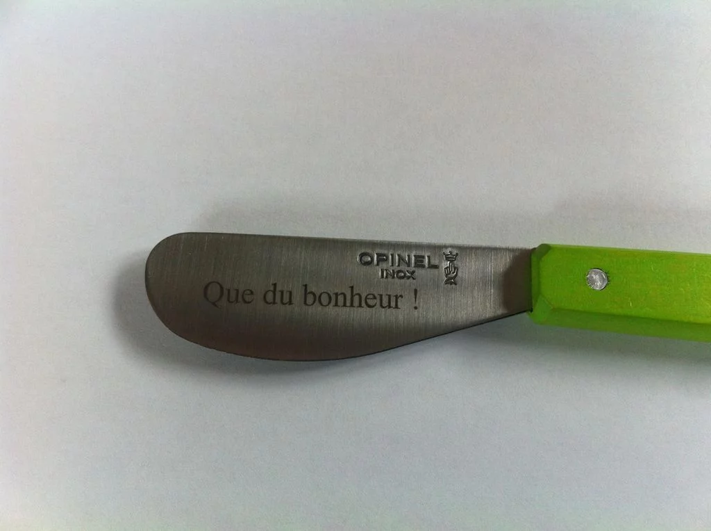 Gravure sur lame de couteau en métal