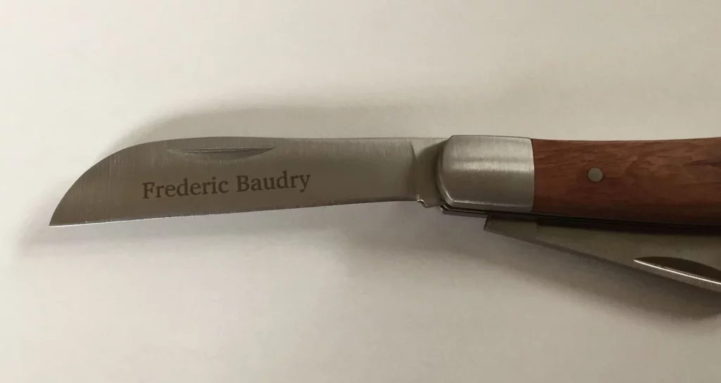 Gravure sur lame de couteau en métal