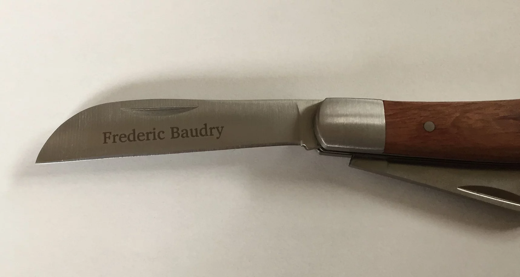 Gravure sur lame de couteau en métal