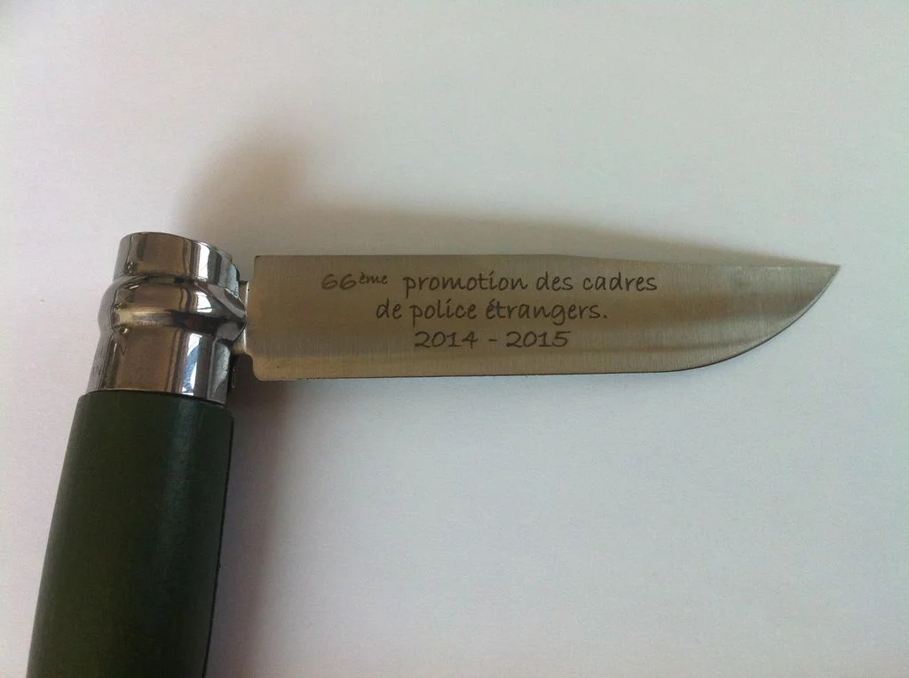 Gravure sur lame de couteau en métal