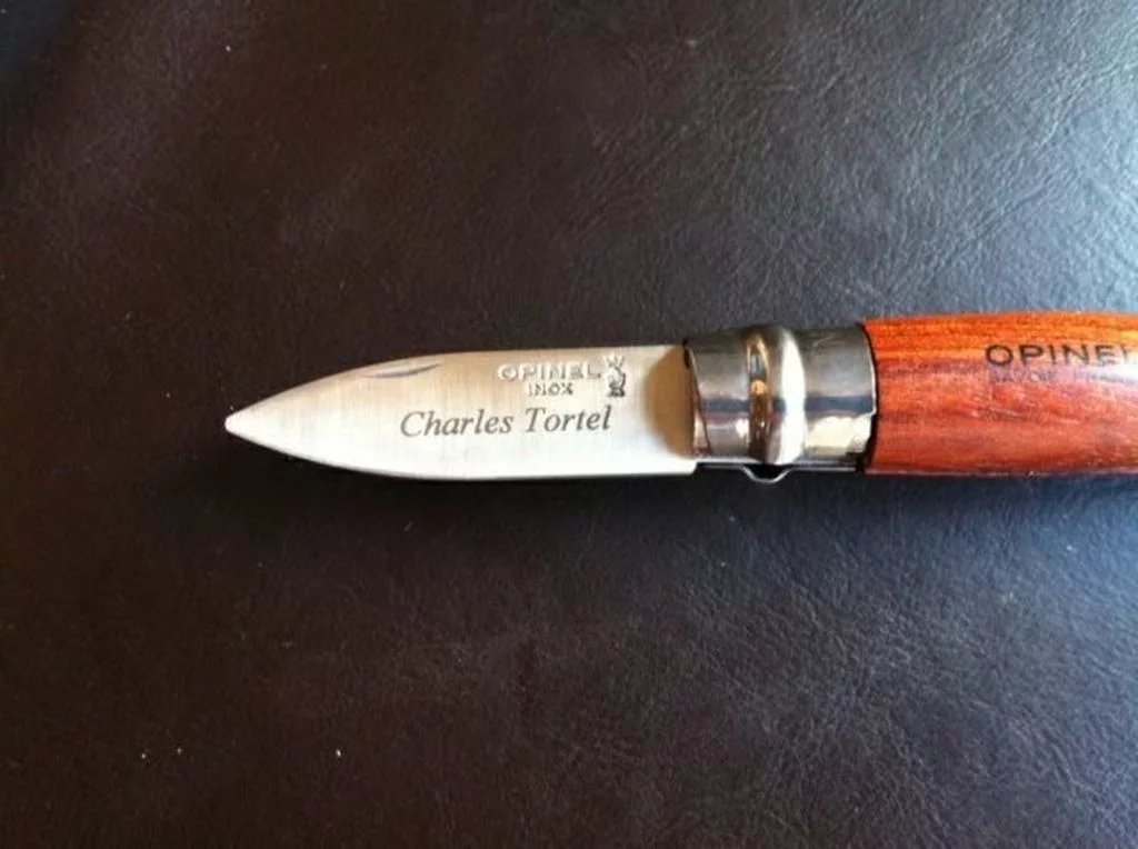 Gravure sur lame de couteau en métal