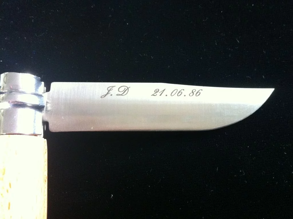 Gravure sur lame de couteau en métal