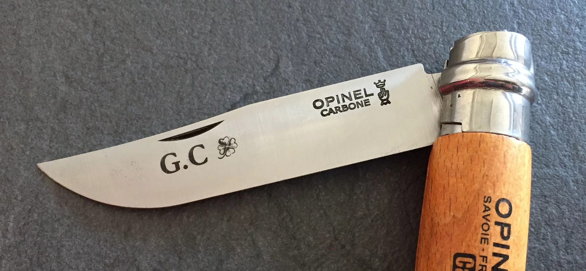 Gravure sur lame de couteau en métal