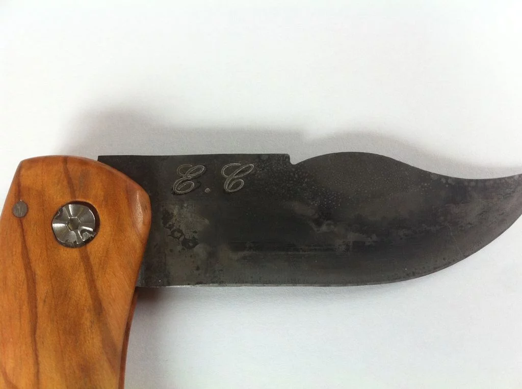 Gravure sur lame de couteau en métal