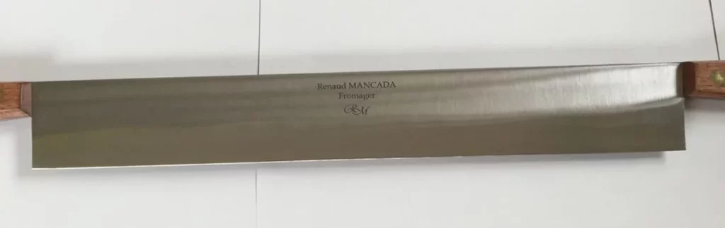 Gravure sur lame de couteau en métal