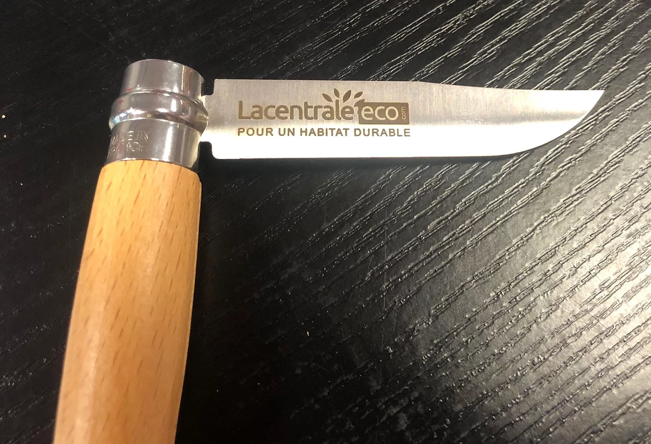 Gravure sur lame de couteau en métal