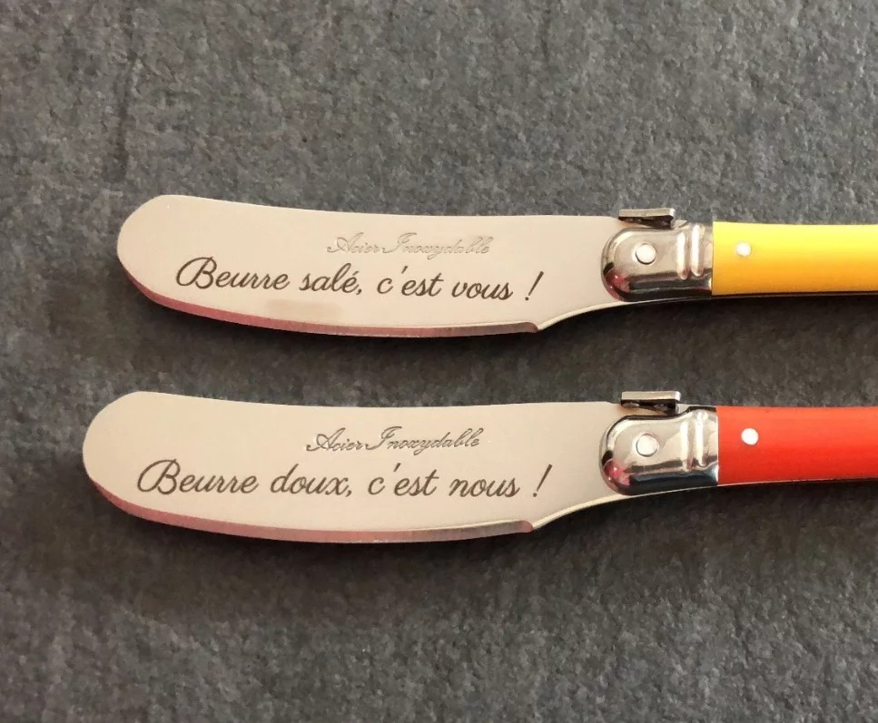Gravure sur lame de couteau en métal