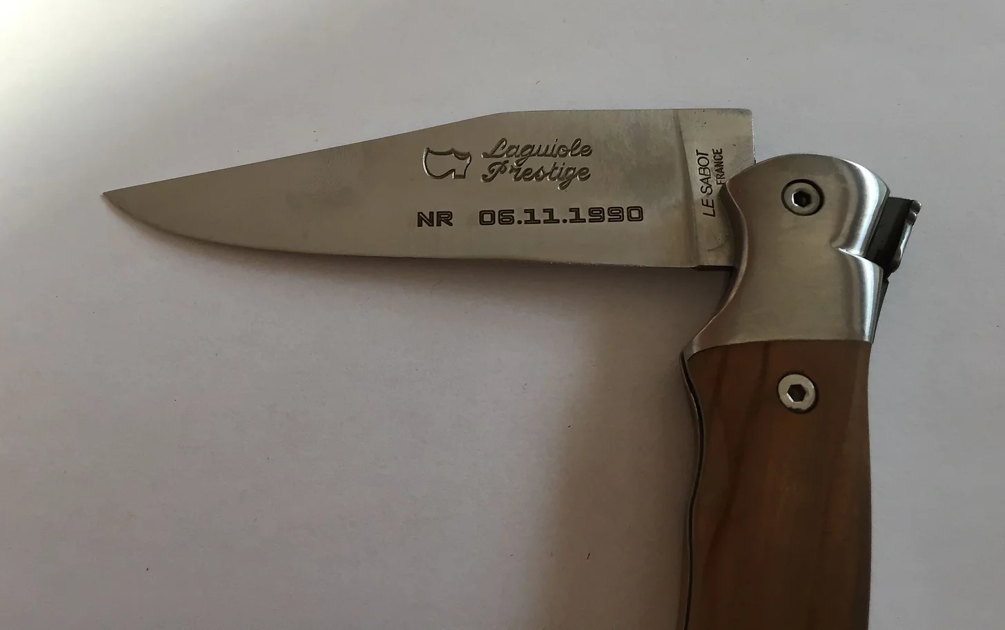 Gravure sur lame de couteau en métal