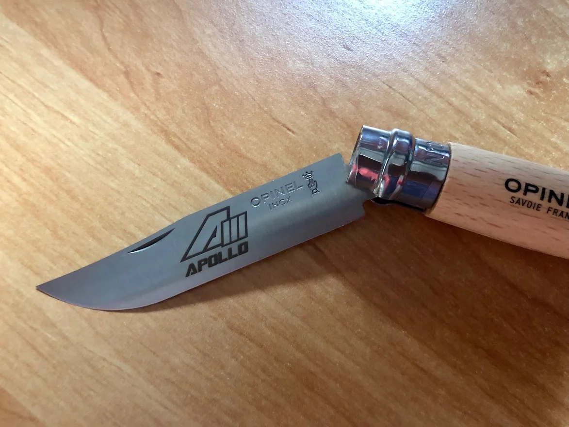 Gravure sur lame de couteau en métal
