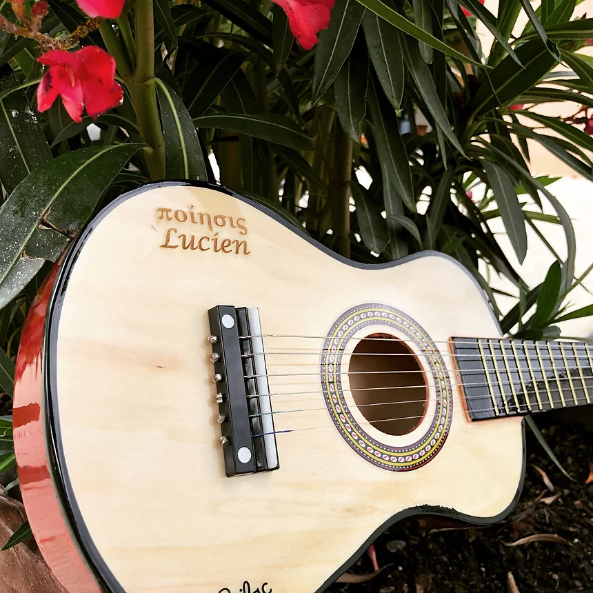 Gravure sur instrument de musique (guitare)