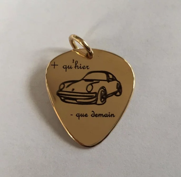 Gravure sur pendentif (médiator)