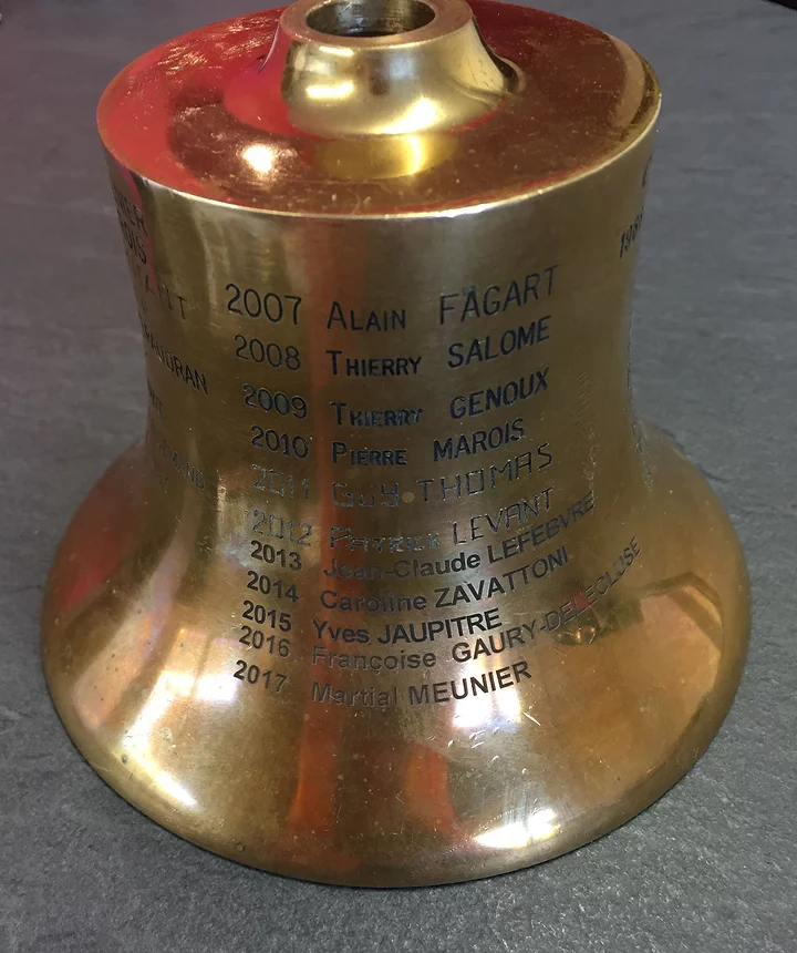Gravure sur instrument de musique (cloche)