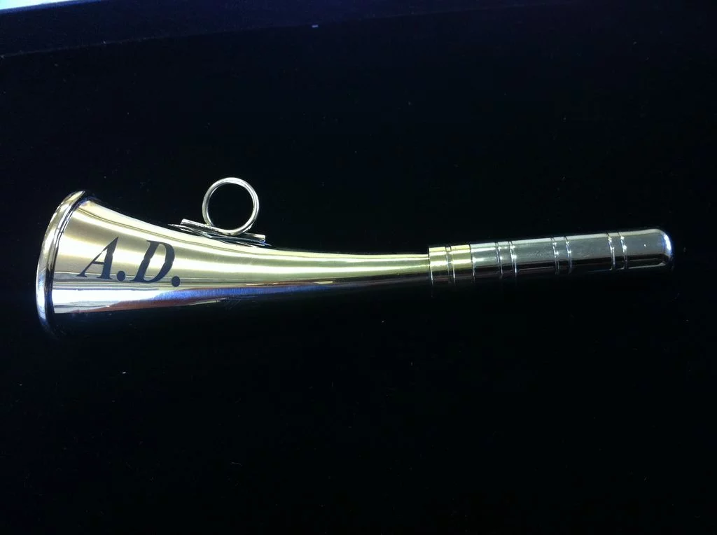 Gravure sur instrument de musique (trompette)