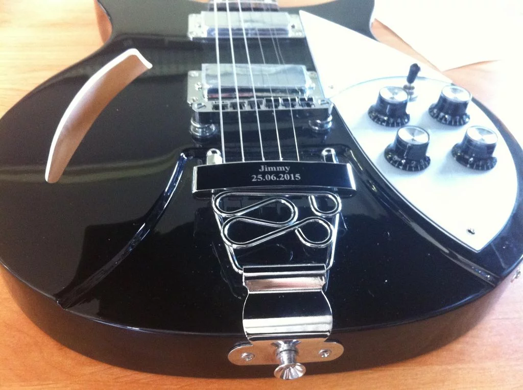 Gravure sur instrument de musique (guitare)