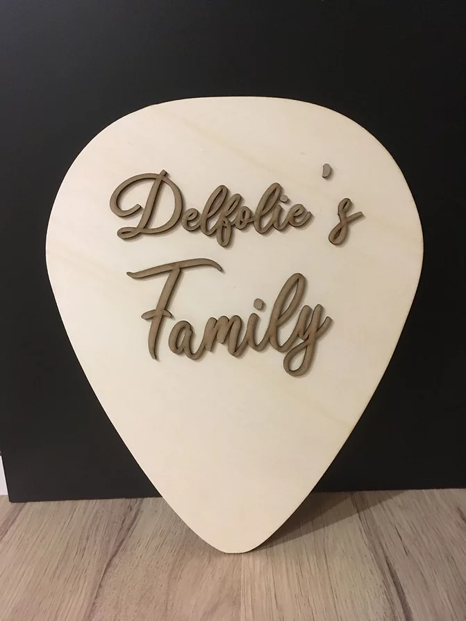 Découpe et Gravure sur pendentif (médiator)