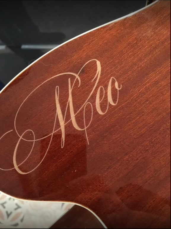 Gravure sur instrument de musique (guitare)