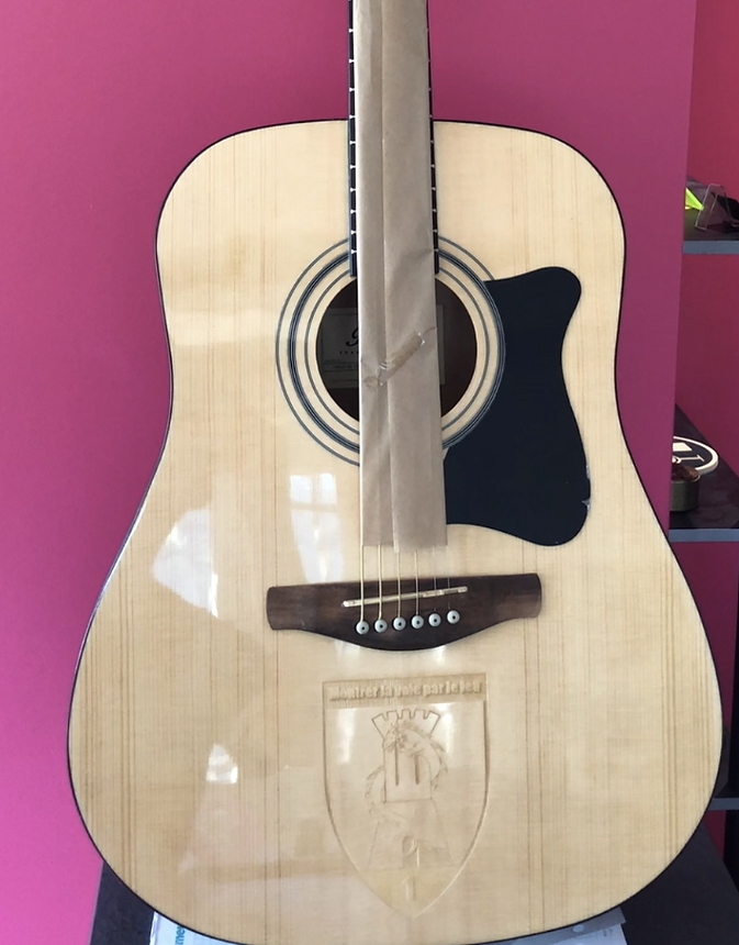 Gravure sur instrument de musique (guitare)