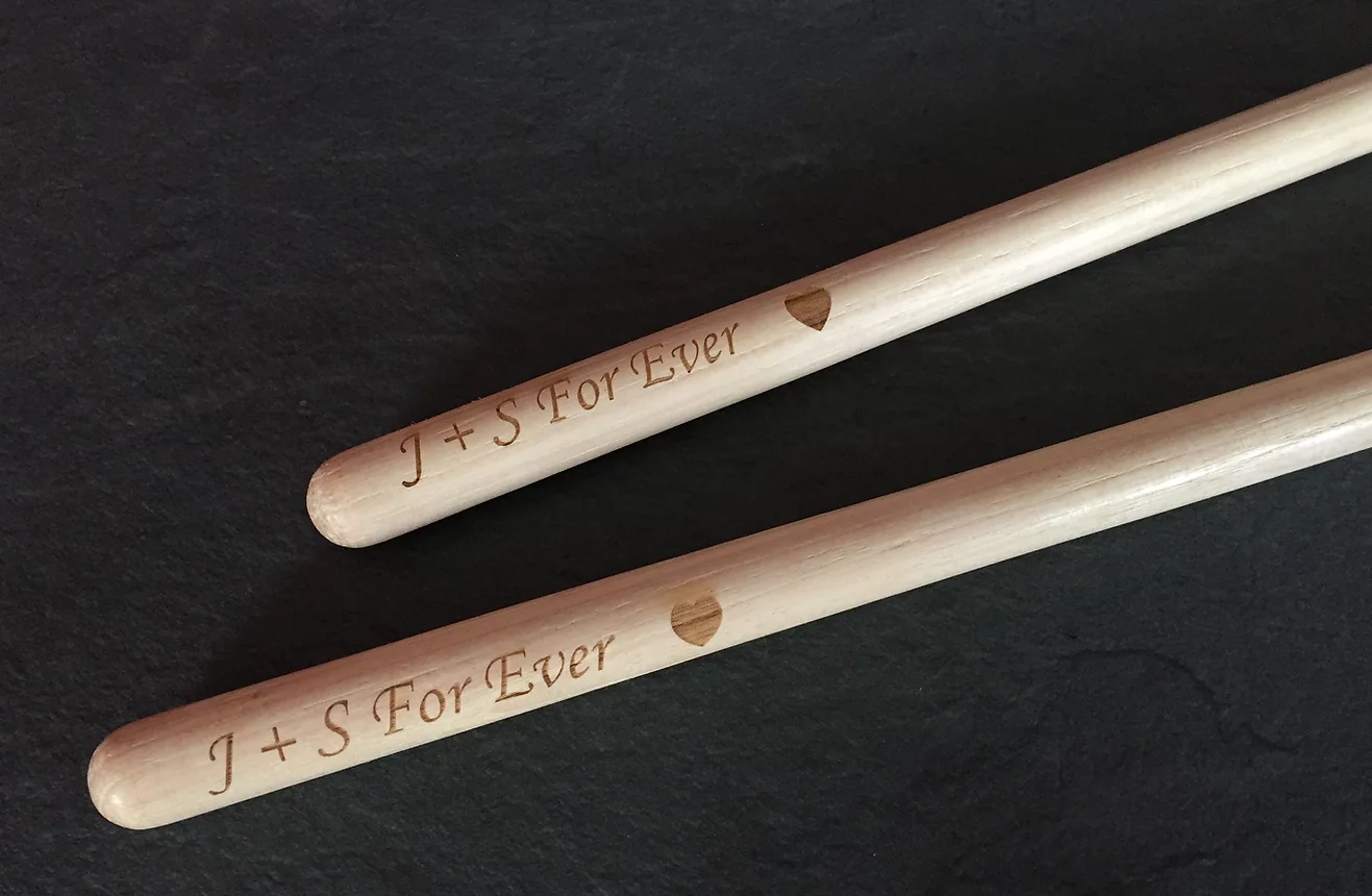 Gravure sur instrument de musique (baguette de batterie)